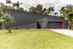 Villa Nava Chic Pool Oasis, Steps from the Beach, Port Douglas